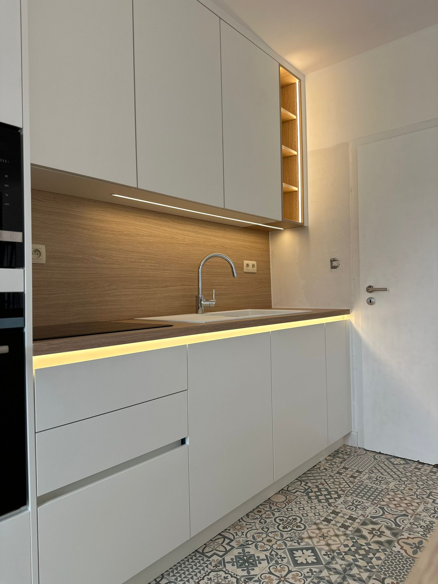 Cuisine sombre bois et marbre